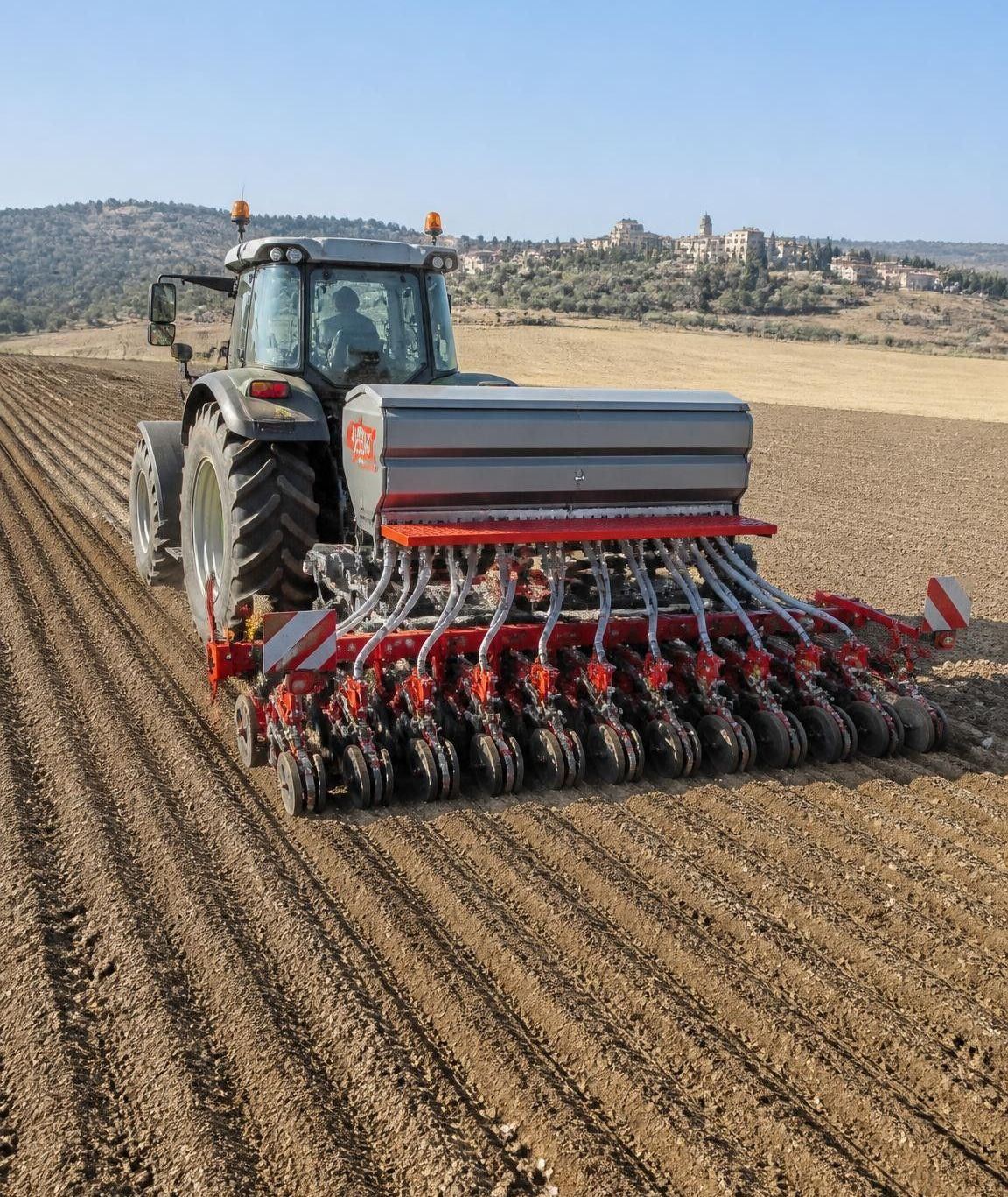 Trattore con seminatrice di precisione