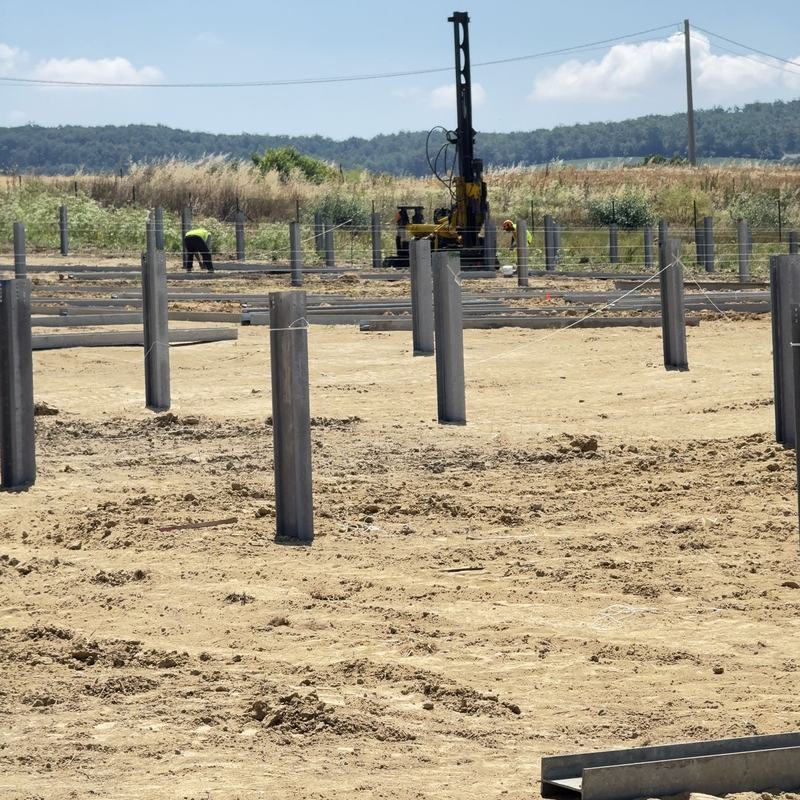 Battipali e squadra Madani al lavoro in un cantiere fotovoltaico