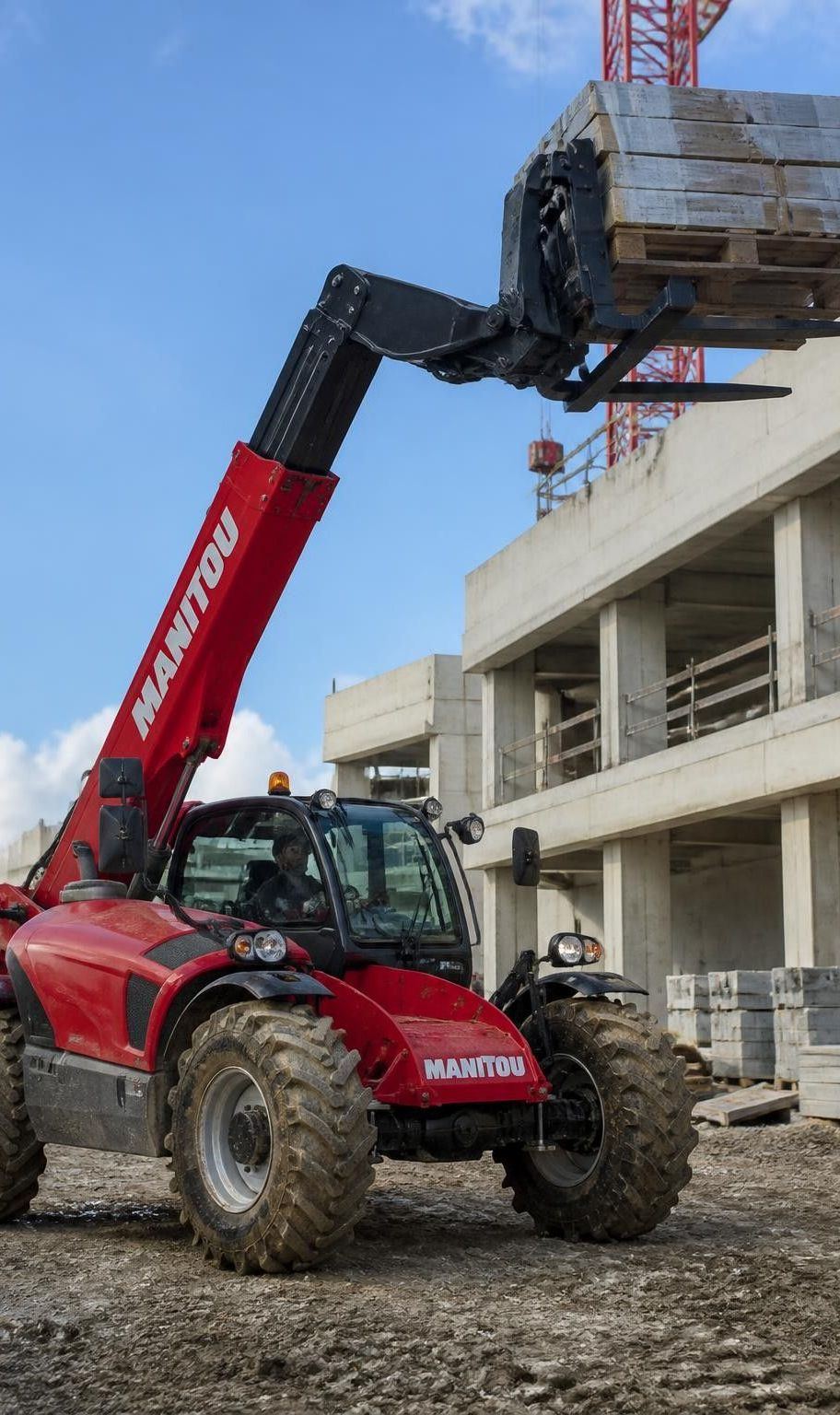 Sollevatore telescopico Manitou in cantiere