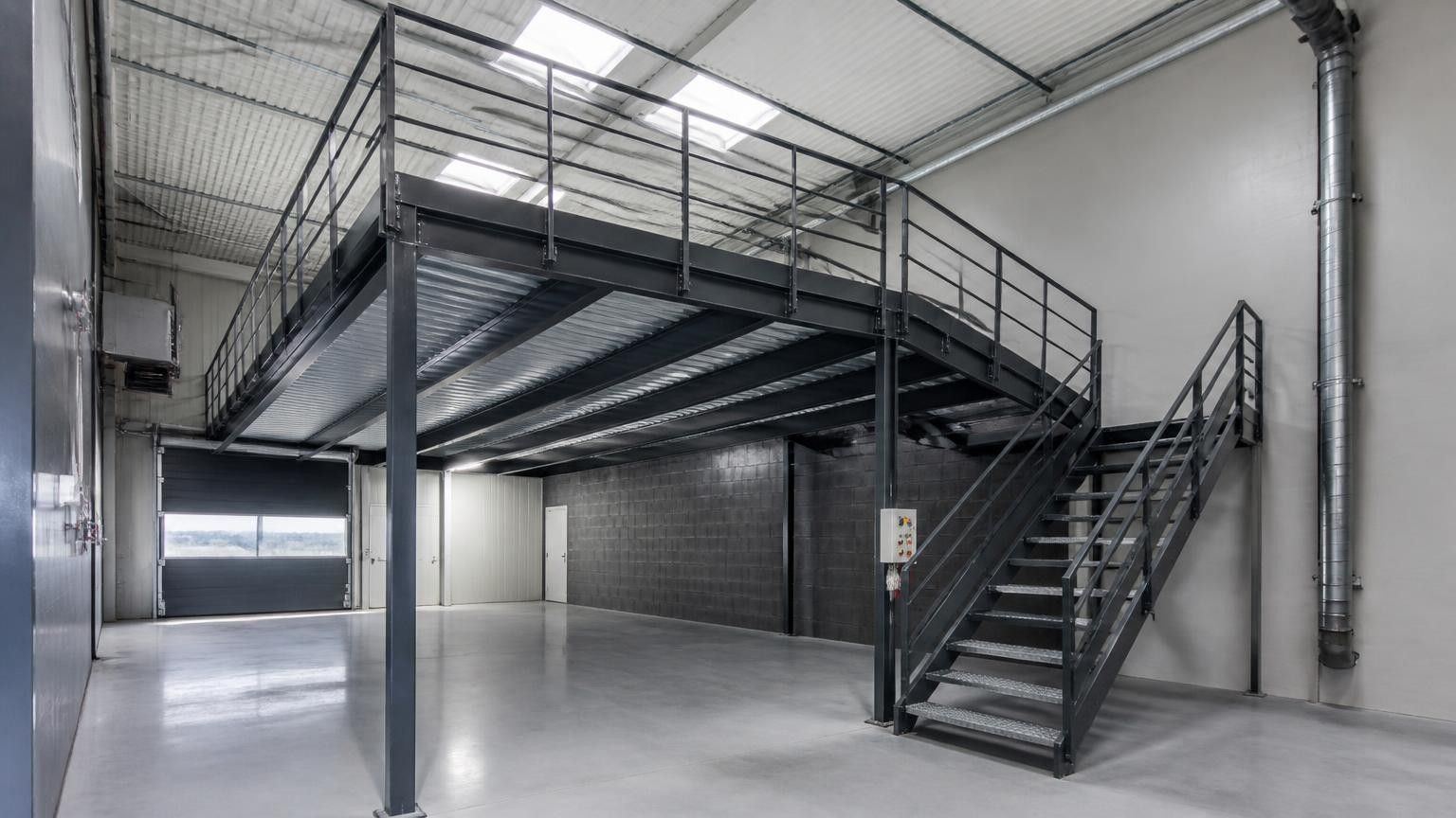 Soppalco industriale con scala